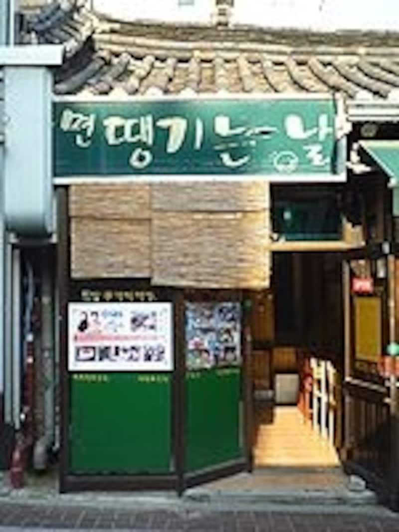 小さなお店なので、ゴハン時は満席のことも。ラーメン好きなら一度はいっておきたい美味しいさです