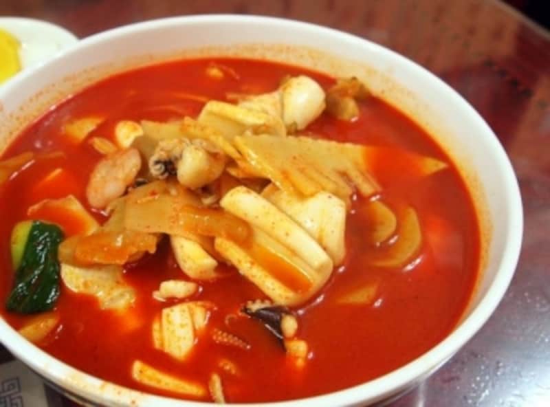 日本のチャンポンも美味しいけれど、韓国のもなかなか。辛い食べ物が好きな人向きです