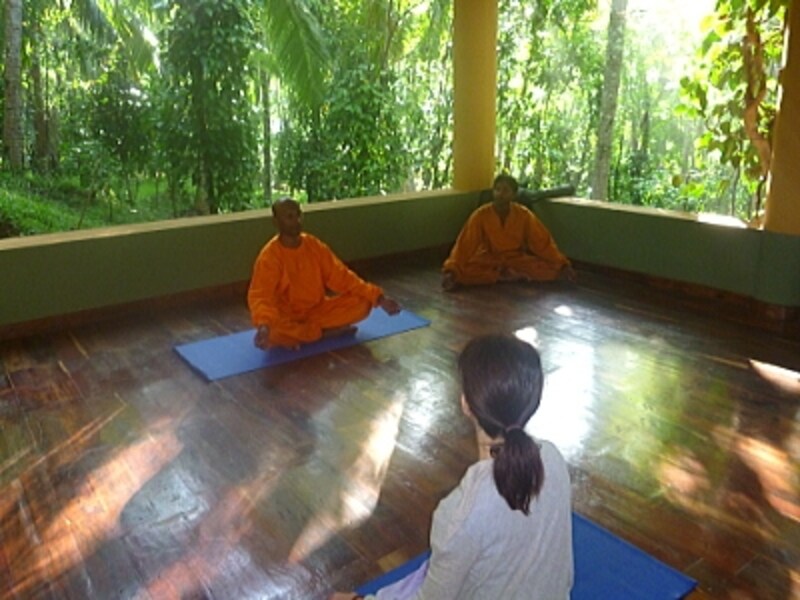 レッスン後は、ノエル先生にヨガや瞑想など、普段疑問に思っている事をなんでも質問できます。