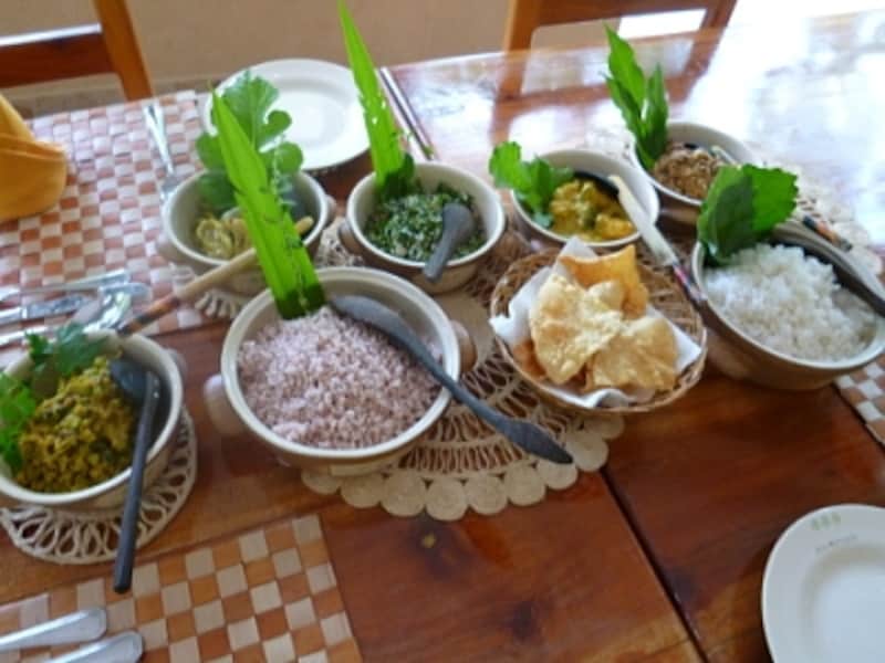 敷地内で採れた、旬のオーガニック野菜をメインに美味しい食事が、テーブル一杯に並びます。