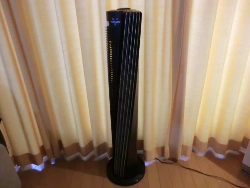 184-JP Tower Circulator。価格2万4675円。独立したリモコン、タイマー機能付き。使わない時にはサーキュレーターの上部に置けます。