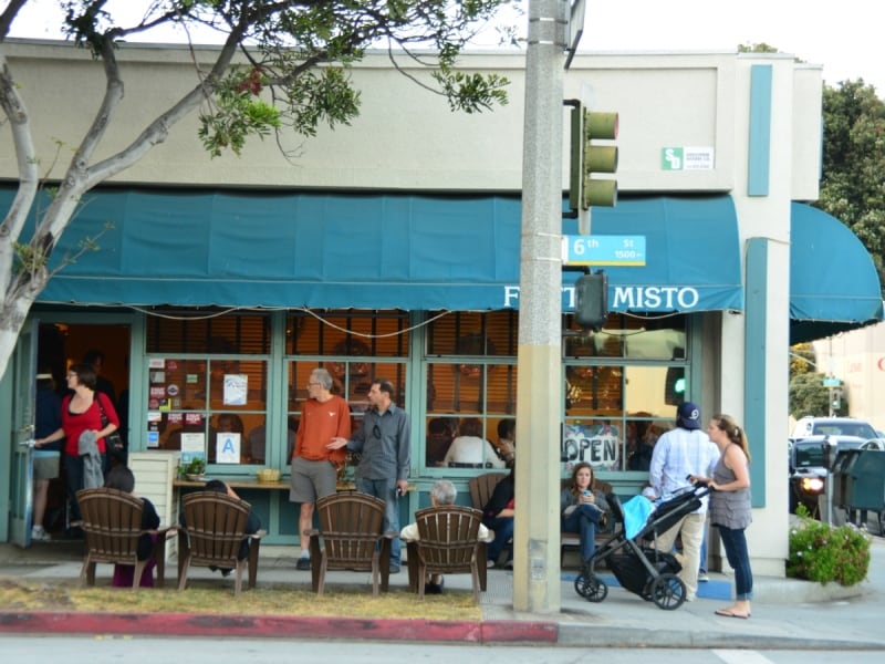 この日も外のシートで待っていた人がたくさん！