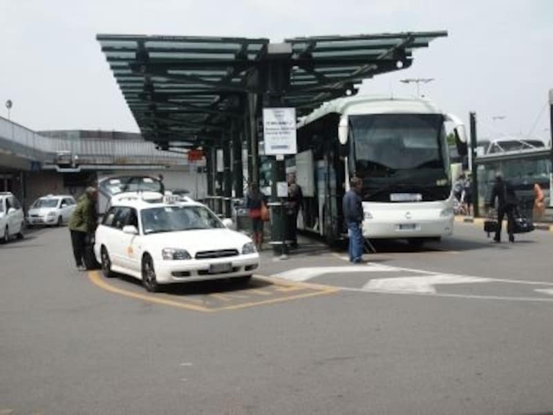 リナーテ空港のタクシーとシャトルバス乗り場