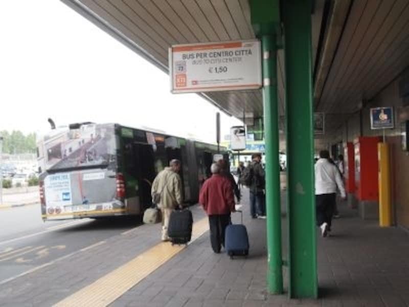 リナーテ空港からは市バスも運行。荷物が少なければ、こちらも便利