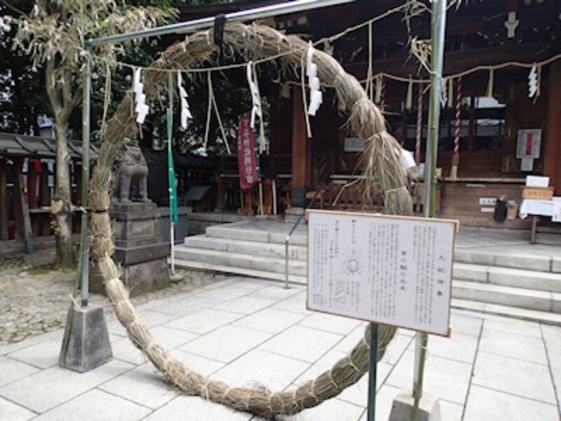 プログラムオートundefinedF2.8 1/320秒 ISO100undefined4.5mm（25mm相当）「下谷神社・茅の輪くぐり」undefined八の字に3回くぐり、お参りをすると正月から半年間までの厄災が払われるという