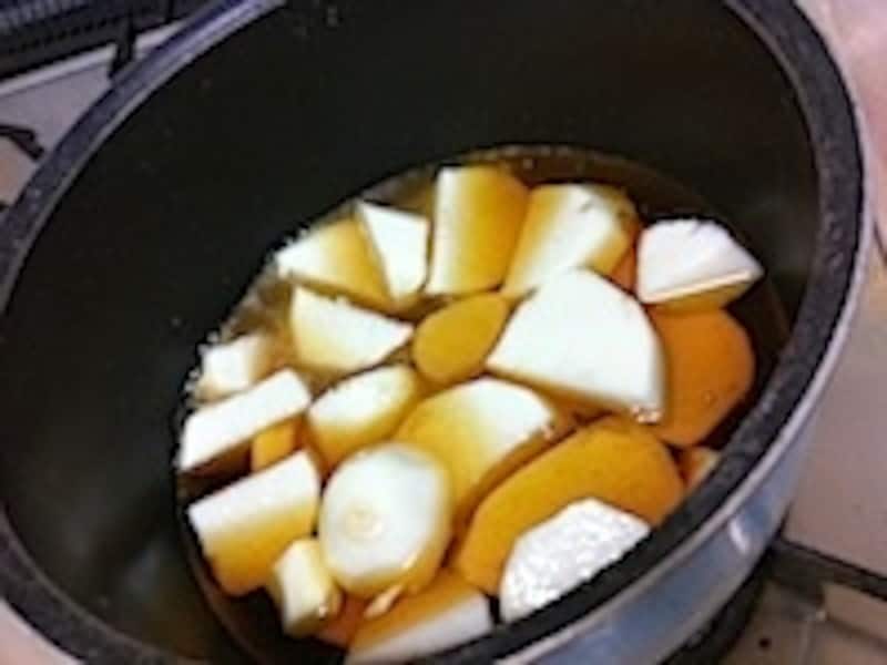 とろろの作り方。山芋はざく切りにして、あらかじめ出汁の中へ。一煮立ちさせてからミキサーにかけます