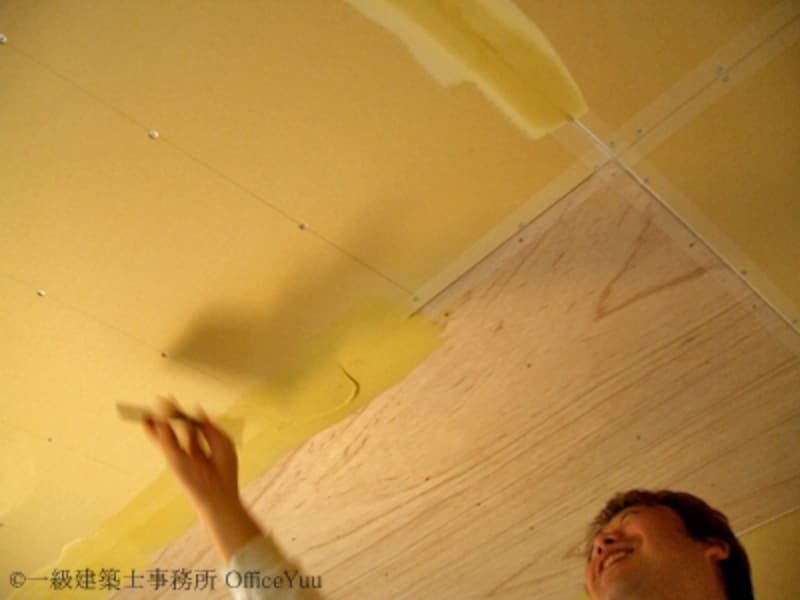 脚立に乗って天井を見上げて作業をするのは大変！少々のアラがあっても大丈夫なように厚手の壁紙を選びましょう。