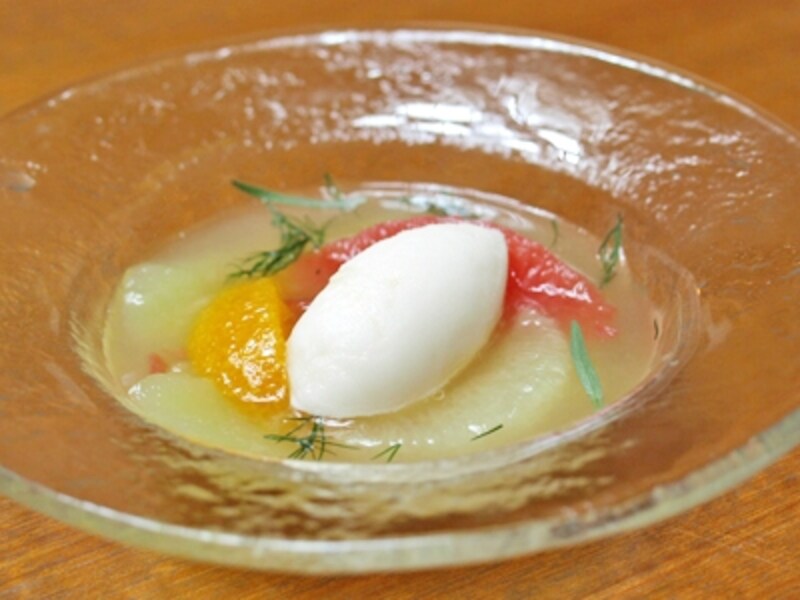 ハーブの香るグレープフルーツスープundefined青りんごのジュレとレモングラスのシャーベット添えundefined1365円