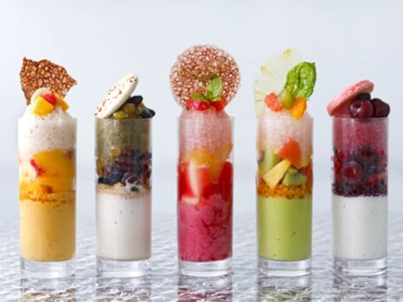 【5 種のかき氷】（左から）キャラメルトロピカル／抹茶／桃／柑橘バジル／ミックスベリー