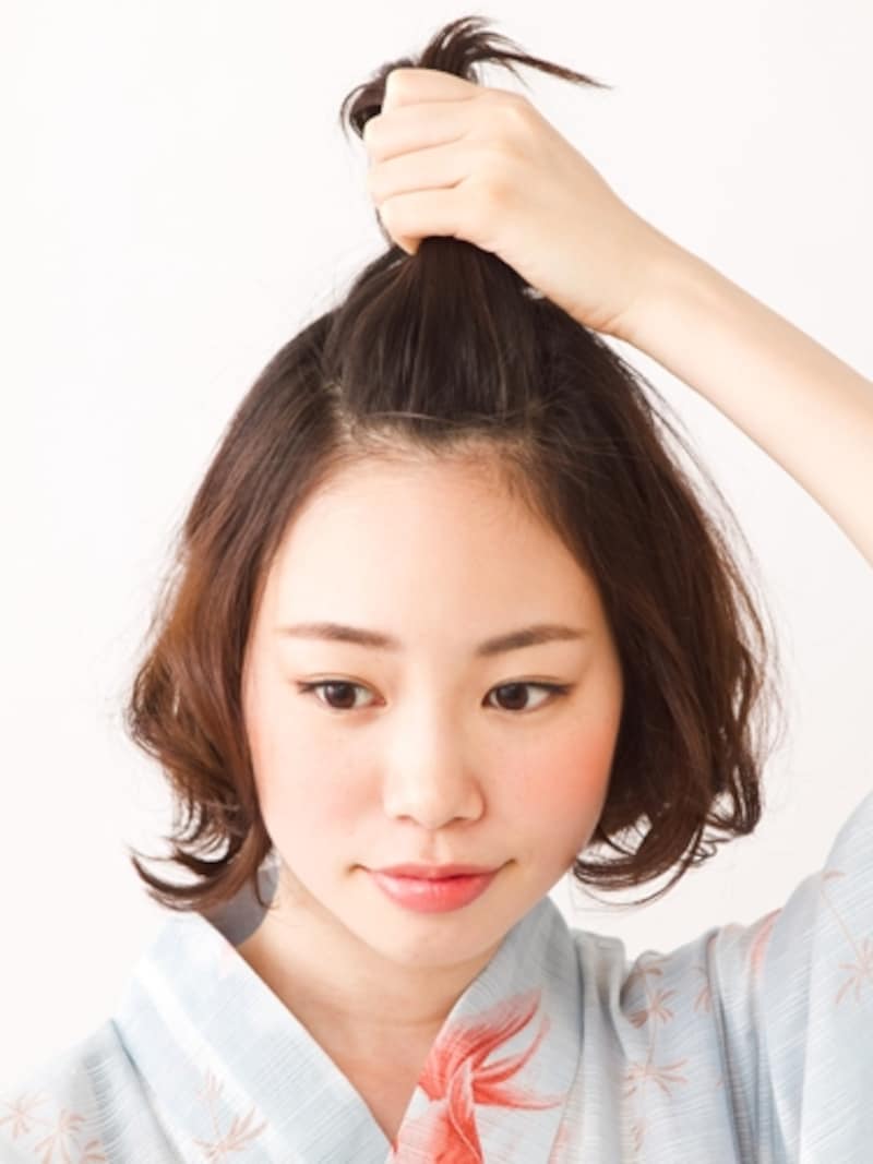 黒目の幅で前髪を分け取る