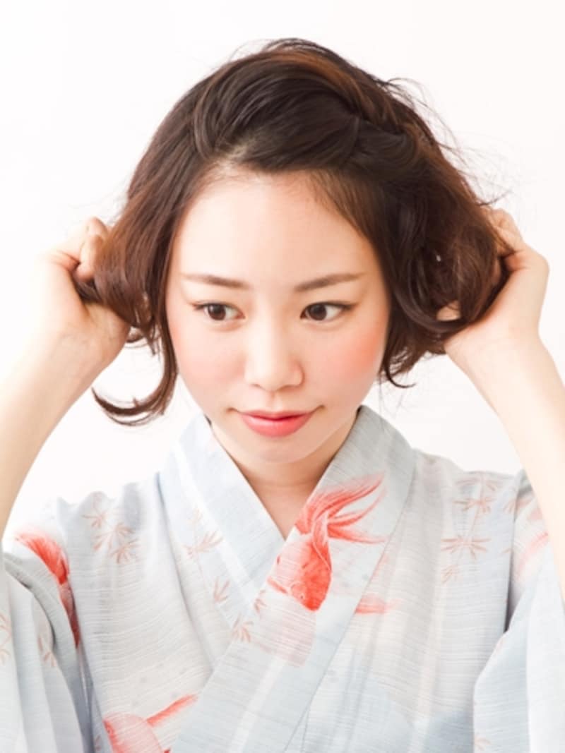 優しくカールを握るように持ち上げてワックスをつける