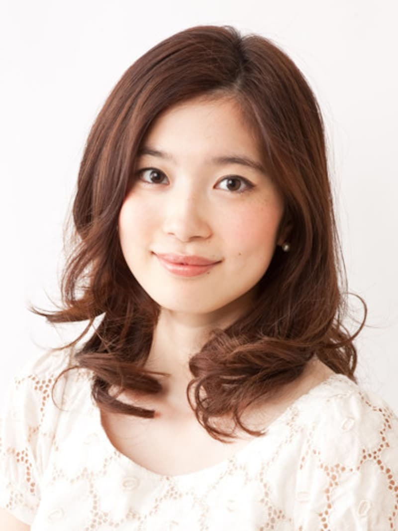 レイヤーを効かせた柔らかウエーブのミディアムヘア