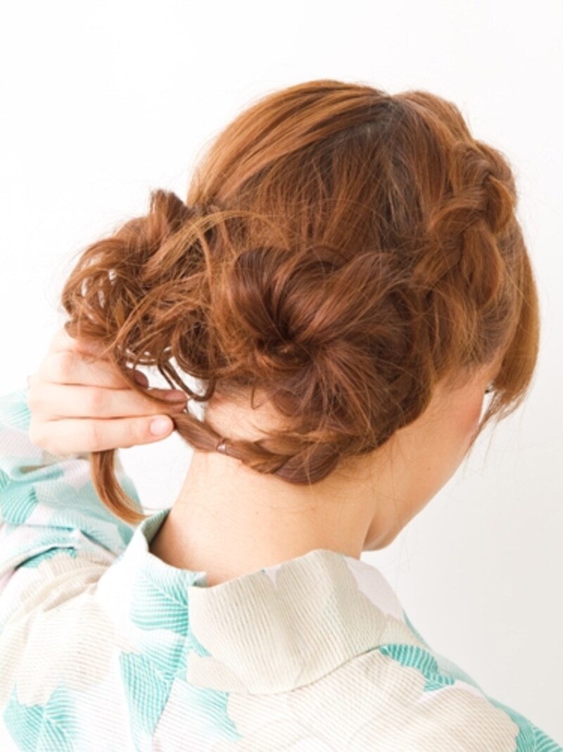 落ちてこないように、毛束を押し込むイメージ