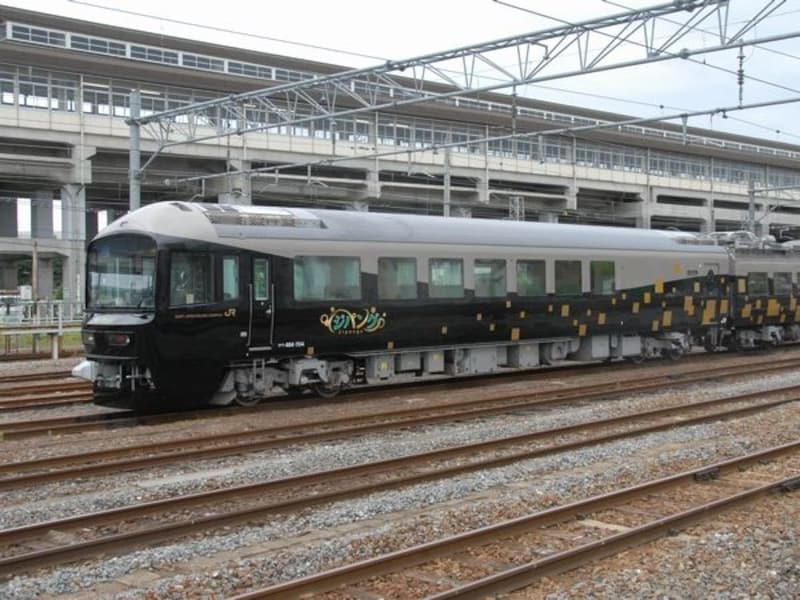 先頭車の屋根はドーム状