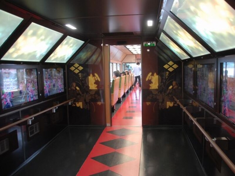 マルチスクリーンが目立つデッキ部分