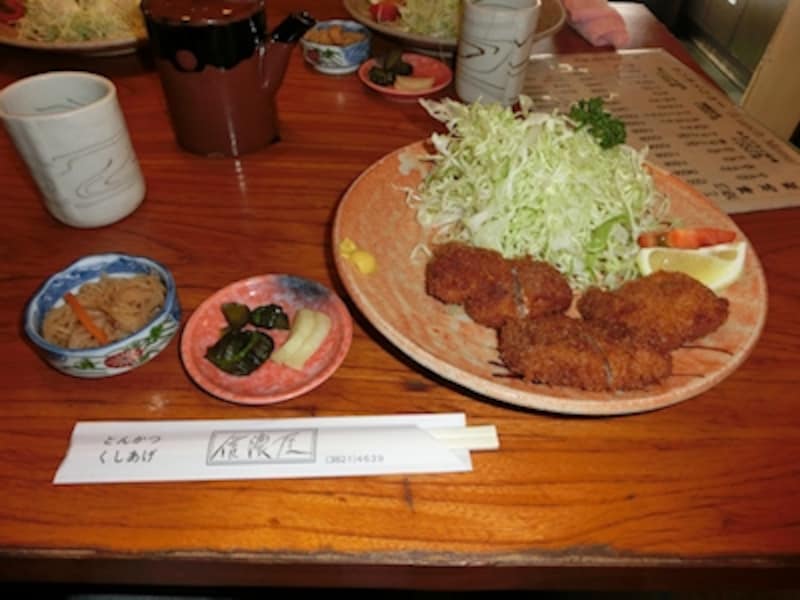 ベストショット（食べ物）undefinedF3 1/60秒 ISO200undefined4.24mm（24mm相当）「根津・信濃屋・ひれかつ定食」undefined少し暗めの店内にて、フラッシュ発光撮影