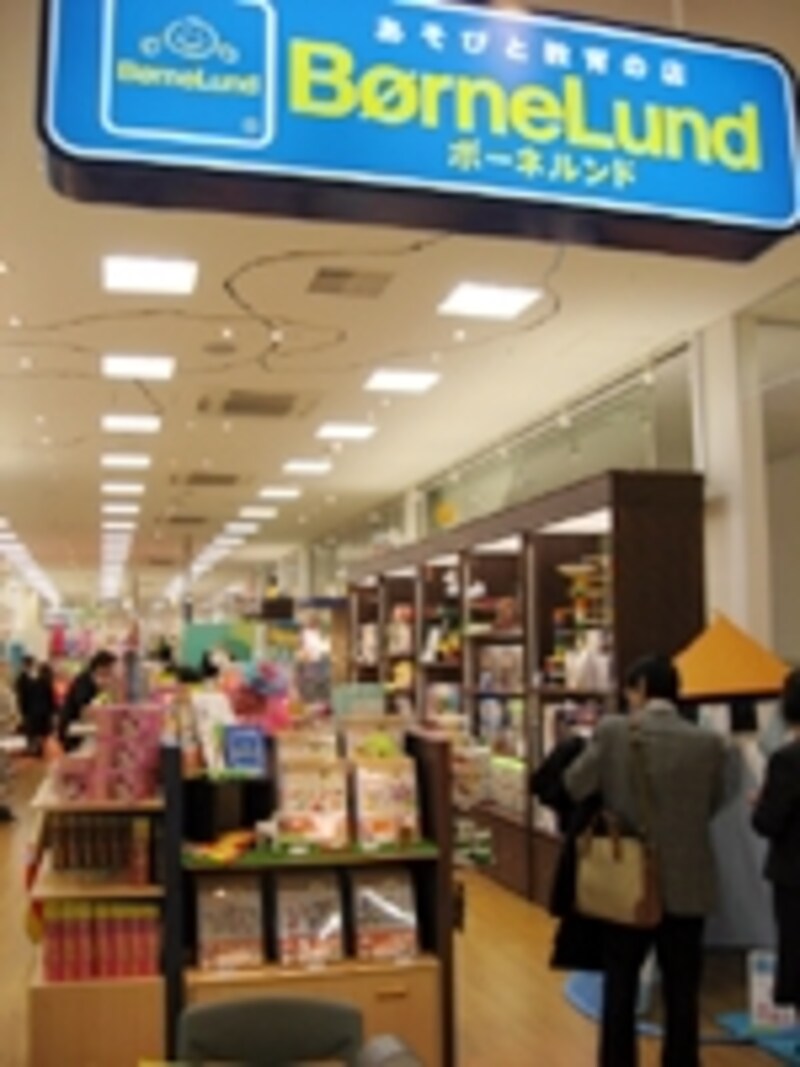 店内には子どもが自由に遊べるスペースも