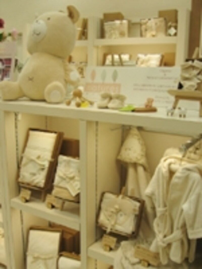 オーガニックコットンを使った、やさしい色合いのベビーグッズ