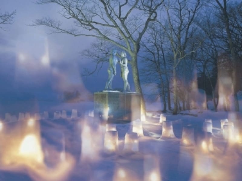 静寂の中雪と灯りに