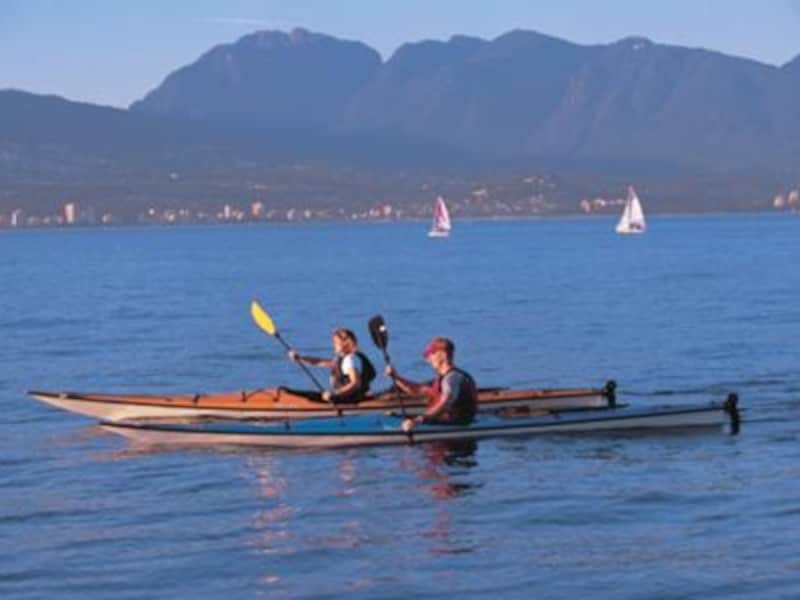 町のすぐそばでマリンアクティビティーが楽しめるのも、自然と調和したバンクーバーならでは！ (C) Tourism Vancouver