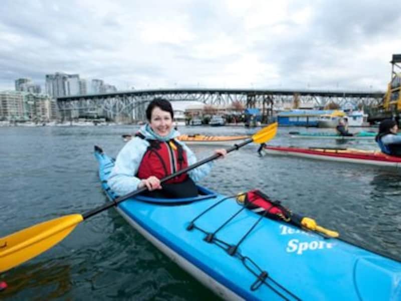 ダブルパドル（両側で漕げるタイプ）を使うのもカヤックの特徴のひとつ (C) Tourism Vancouver