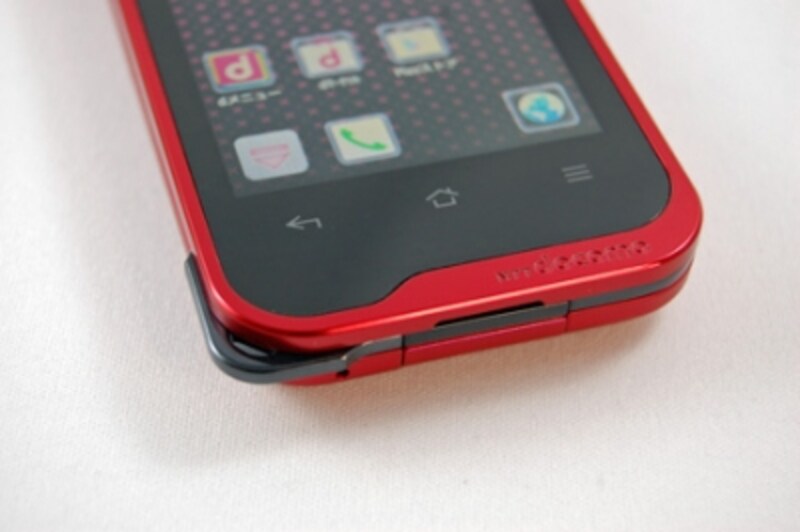 コーナーにストラップホールが設けられたデザインで、カラフルなカラビナを付けても似合う感じ。IPX5/7相当の防水、IP5X相当の防塵に対応し、アウトドアにも安心して持って行けます。