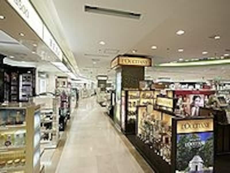 もともと免税価格で買える商品が、さらにプライスダウンするセールもよく開催されます。