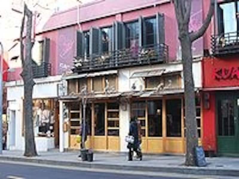 若手アーティストのお店がいっぱい。常に話題の中心のエリアです。