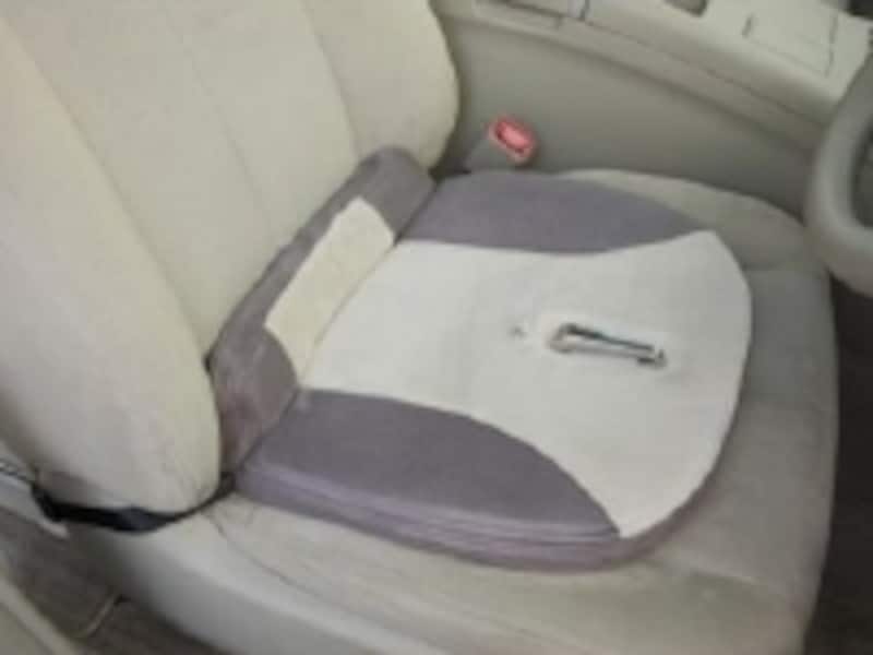 アタッチメント部分は、立てる、寝させる、他、取り外しも可能。妊婦の体型の変化に合わせて調節できます