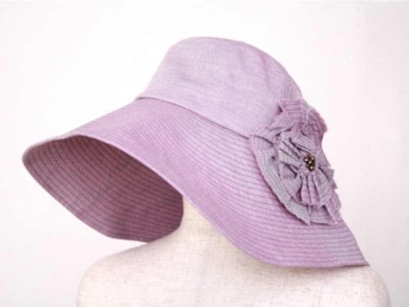 きれいめスタイルにも似合う大人な帽子