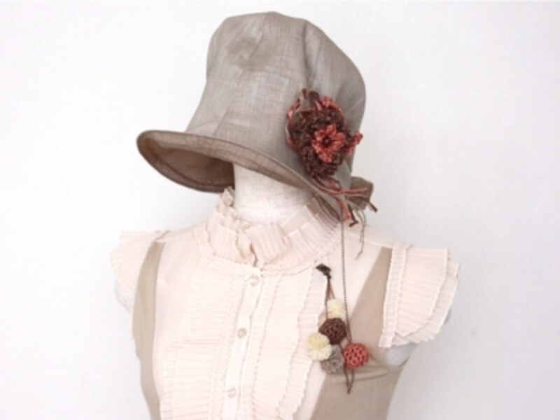 きれいめスタイルにも似合う大人な帽子