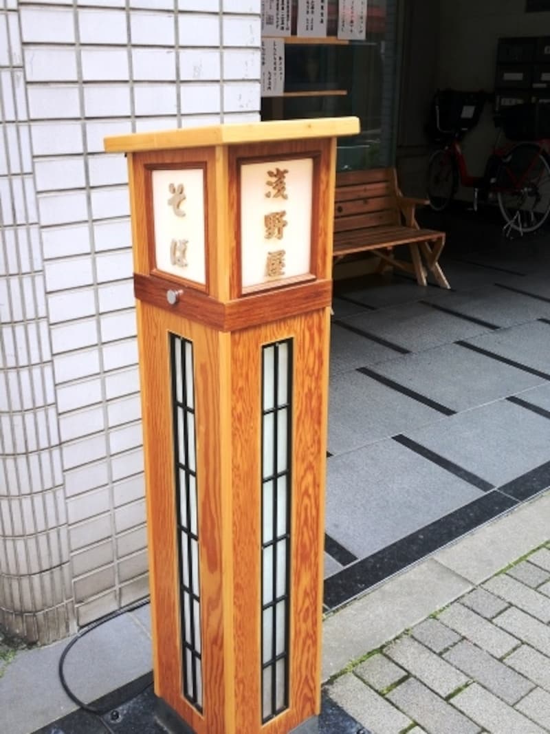 通りに出されている同店の置き看板