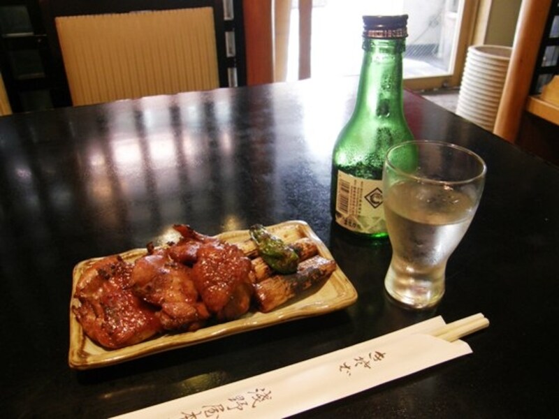 串の刺さっていないそば店の焼き鳥
