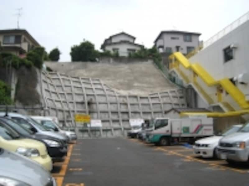 傾斜地の上の住宅