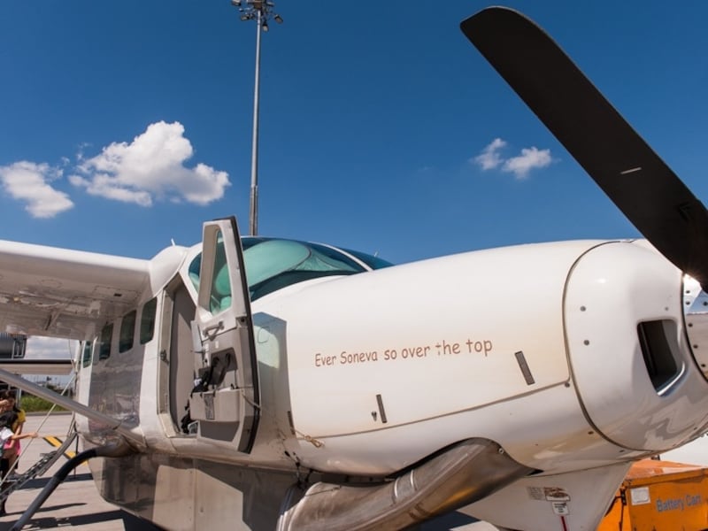 ソネバ・キリ専用8人乗りセスナ機