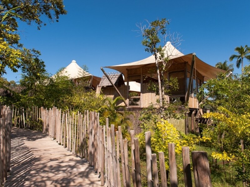 客室の玄関を入ってヴィラへ向う道からの風景