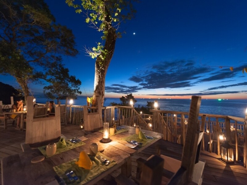 海を見下ろす崖の上のインターナショナルレストラン「The View」