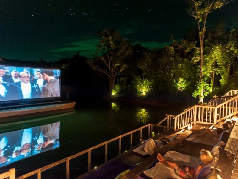 池の上に設置されたスクリーン