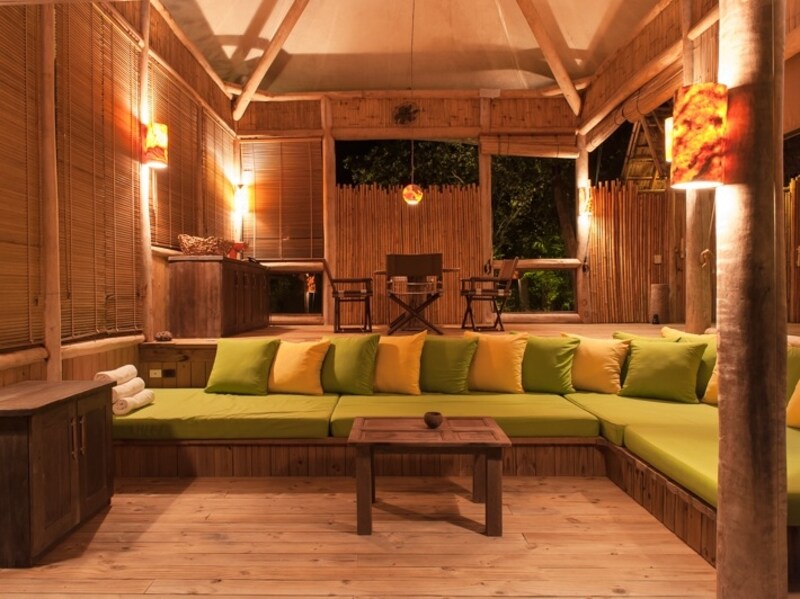 エスプレッソマシーン完備。部屋にはウェルカムフルーツやお菓子も