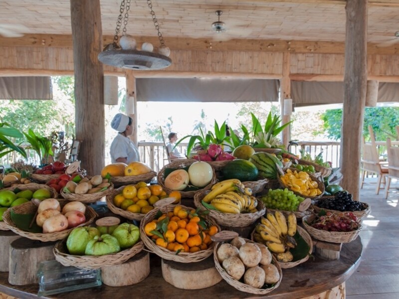 リゾート内のガーデンで収穫した野菜などが並びます