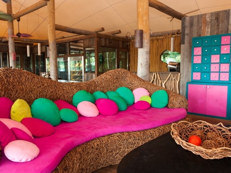 カフェエリアはリゾート内唯一のカラフルなインテリアデザイン