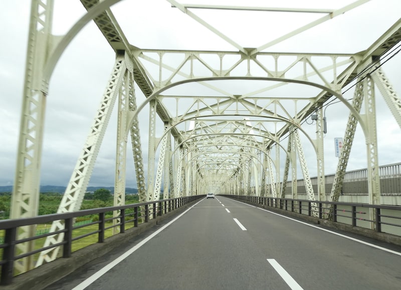信濃川にかかる美しいトラス橋、長生橋（2）