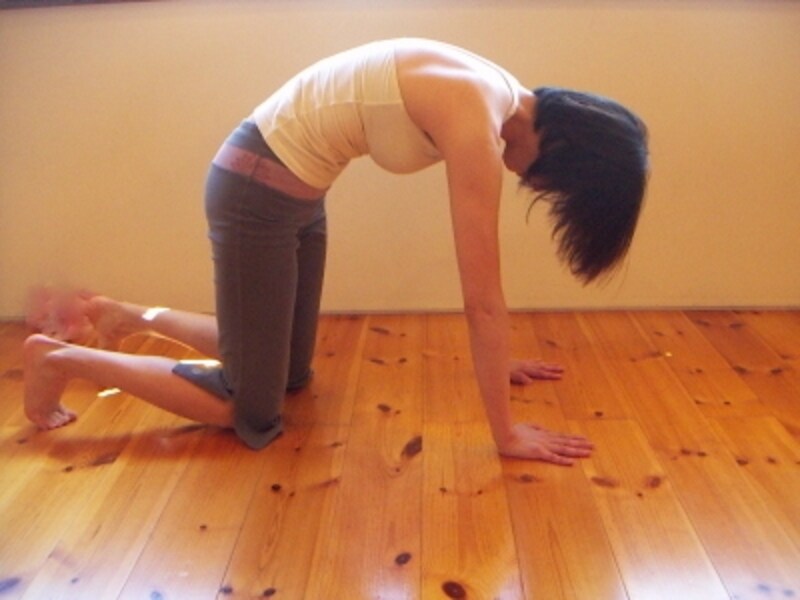 おへそを見るつもりで腰や背中を丸めてみましょう。