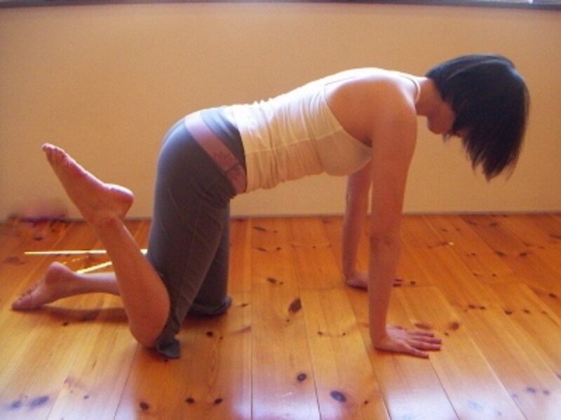 骨盤の左右方向への動きを感じながら行いましょう。