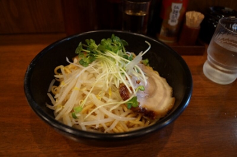 プレミアムおまかせオートundefinedF4 1/60秒 ISO1000undefinedDT 18-55mm(27mm相当)「麺屋天王・油そば」undefined上野・昭和通りにて油そばを味わう。プレミアムおまかせオートでそのまま撮影