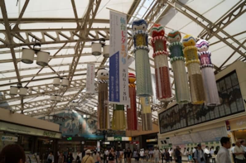 プレミアムおまかせオートundefinedF6.3 1/160秒 ISO100undefinedDT 18-55mm(27mm相当)「JR上野駅構内」undefinedスナップ撮影ではライブビューが大活躍。カメラを首にかけたままパチリ