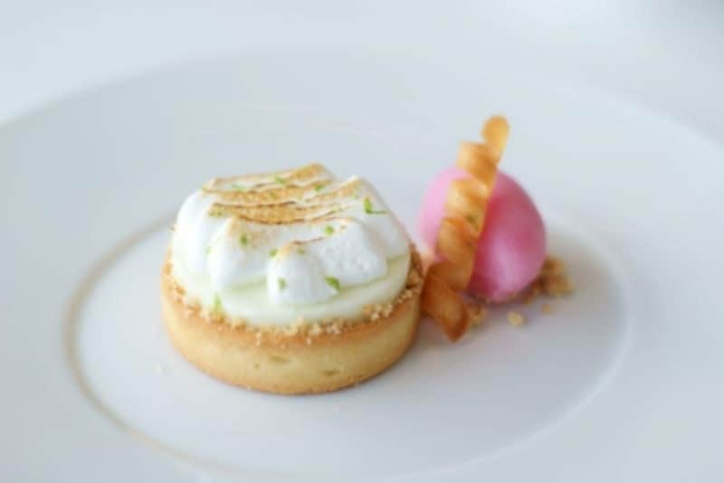 ライムのタルトレットと丹波産赤紫蘇のシャーベット