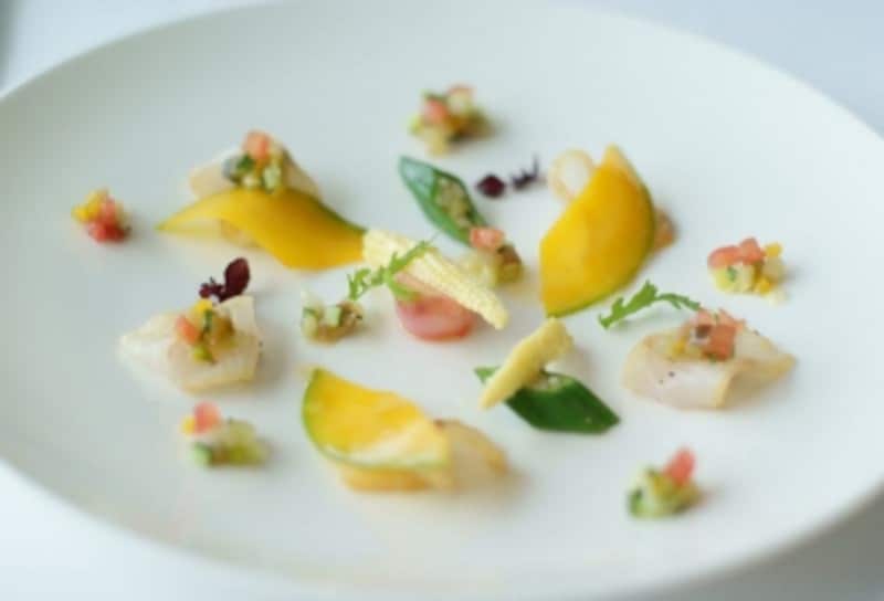 近海産カンパチの軽いスモークundefined丹波産夏野菜のタルタル添え