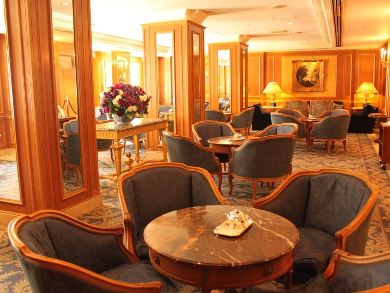 隣のテーブルとの間隔にゆとりがあります。窓側席は特に人気