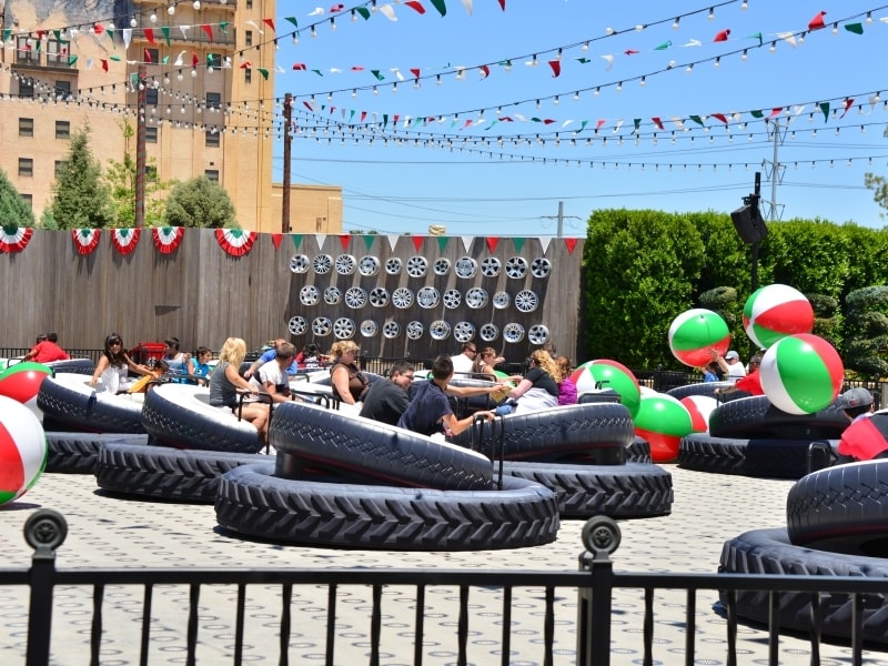 風船で遊びながら巨大タイヤでふわふわ移動